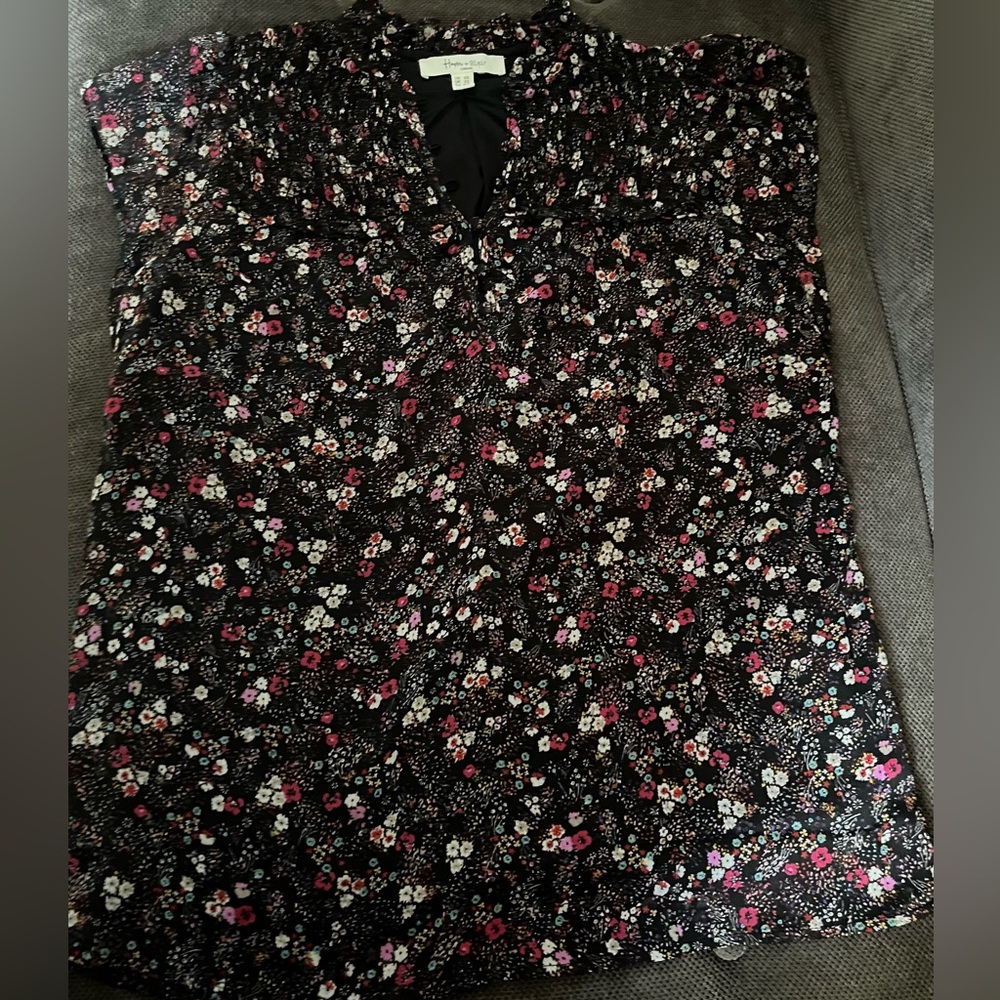 🎀Black Floral Notch Neckline Cap Sleeve Blouse. Like New.